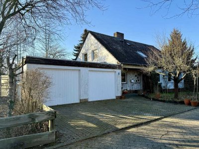 Versteckte Wohlfühloase mit 7 Zimmern, 2 Garagen, Keller und parkähnlichem Grundstück