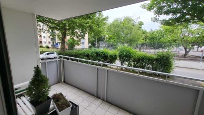 2-Zimmer-Hochparterre-Wohnung mit Balkon und Einbauküche