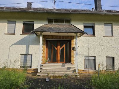 Zwangsversteigerung ! Großes Einfamilienhaus mit Einliegerwohnung, Doppelgarage und Garten