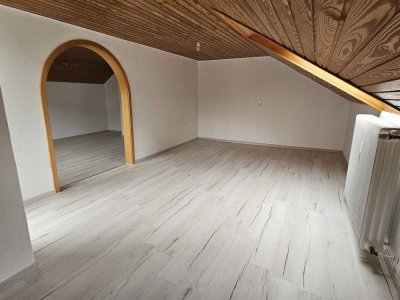 Frisch renovierte, helle 4-Raum-Dachgeschosswohnung mit EBK in Aalen
