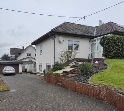 Großer Bungalow in Ortsrandlage