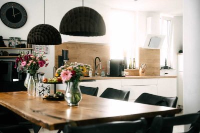 3-Zimmer-Maisonettewohnung im Penthouse-Stil mit zwei Balkonen, Außenstellplatz und Einbauküche