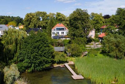 Einbauküche, Fußbodenheizung, zwei Bäder, Kamin, Dachterrasse: Top-Wohnung mit Seeblick in Wandlitz