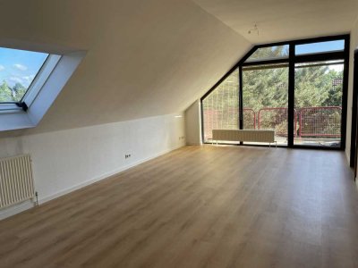 Schöne 3-Zimmer-DG-Wohnung mit Balkon, Einbauküche und Garage in Mörfelden-Walldorf