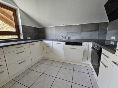 Erstbezug nach Sanierung mit Balkon und EBK: Freundliche 3,5-Zimmer-Dachgeschosswohnung