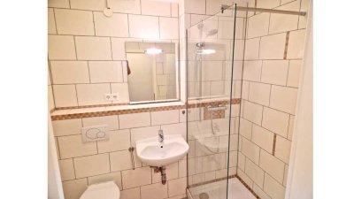 Frei, möbliert & renoviert: 1-Zi.-Whg., Balkon, Top-Lage - 7,4 % Nettorendite, ideal für Einsteiger