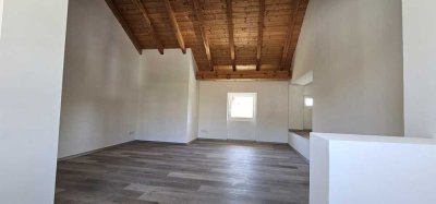 Geschmackvolle 2,5-Raum-Maisonette-Wohnung mit gehobener Innenausstattung mit Balkon in Rechtmehring