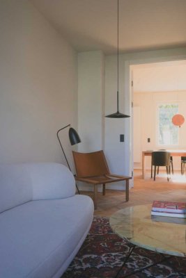 **Stilvolle Designerwohnung in Frankfurter Altbau – Hochwertig möbliert & sofort bezugsbereit**