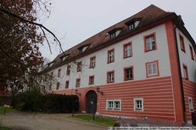 Denkmalgeschützte 2 ZKB Wohnung im wunderschönen Wasserschloss Gebelkofen