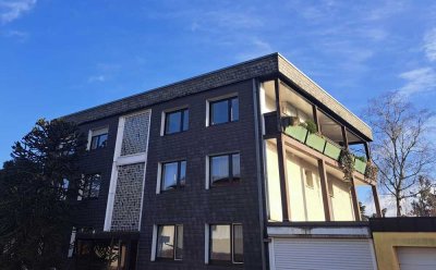 Freundliche 3-Zimmer-Penthouse-Wohnung mit Balkon in Düsseldorf