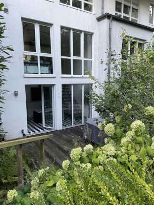 Sonnige vollmöblierte Penthouse-Wohnung (109qm) mit Garten und Garage