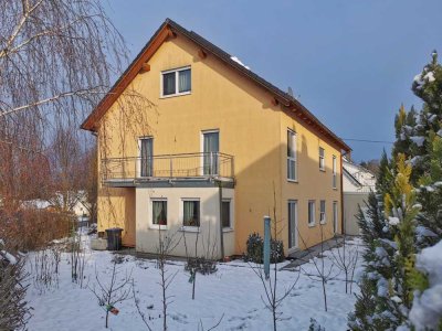 Energieeffizientes Zweifamilienhaus in ruhiger Lage in Perouse mit Doppelgarage
