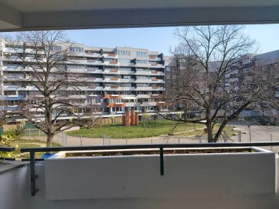 Sehr schöne und großzügige 2 Zimmer Whg. mit Balkon