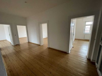 Freundliche helle 5-Zimmer Wohnung mit Balkon