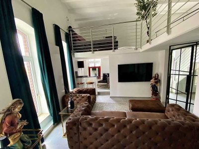 Lichtdurchflutetes Design Loft mit Galerie möbliert