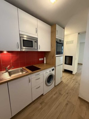 Ruhiges Wohnen in Bogenhausen: Echtsteinheizung, Holzoptik-Fliesen, Garten.