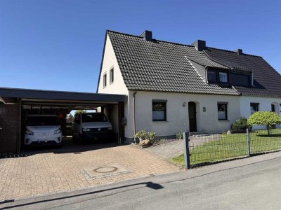 ***RESERVIERT***Gepflegte Doppelhaushälfte mit großem Garten und Doppelcarport in ruhiger Lage
