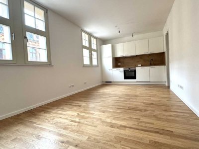 Helle 2-Raum-Dachgeschosswohnung mit moderner EBK, Abstellkammer und Duschbad