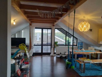 Freundliche 5-Zimmer-Dachgeschosswohnung mit Balkon und EBK in Auerbach