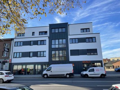 Neuwertige Wohnung mit drei Zimmern sowie Balkon und Einbauküche in Düren