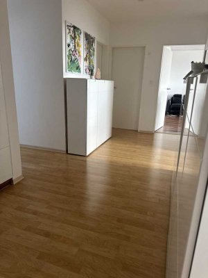 Stilvolle, vollständig renovierte 4,5-Zimmer-Wohnung mit Balkon und Einbauküche in Regensburg