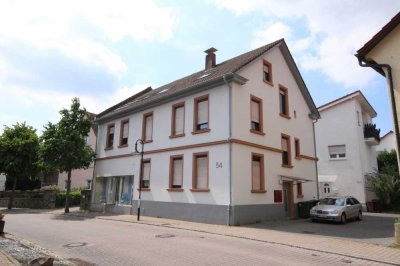 4- Zimmer Wohnung, großes Bad und Panoramafenster