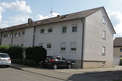 Ansprechende teilmöblierte 1-Zimmer-Wohnung mit Schlafgalerie, Einbauküche und Balkon zu vermieten.