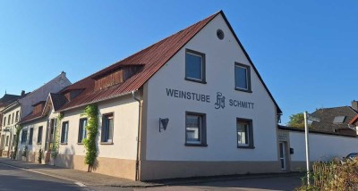 Ehemaliges Weingut mit drei vermieteten Wohneinheiten, Gastronomiefläche und Nebengebäude in Fürfeld