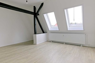 Stilvolle ruhige 3-Zi-Dachgeschosswohnung - eigene Etage, Dachbalken & Gartenmitnutzung