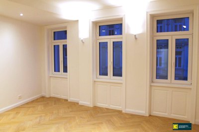 Altbau Prestige: Sanierter Erstbezug mit Balkon und hochwertiger Ausstattung.