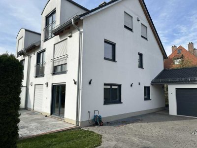 Familienfreundliche Doppelhaushälfte (BJ 2013) mit Effizienzklasse A, Garten und Garage in Augsburg