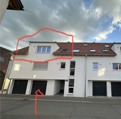 Hochwertige, schöne 4-Zimmer-Dachgeschosswohnung mit Balkon in Dettingen unter Teck
