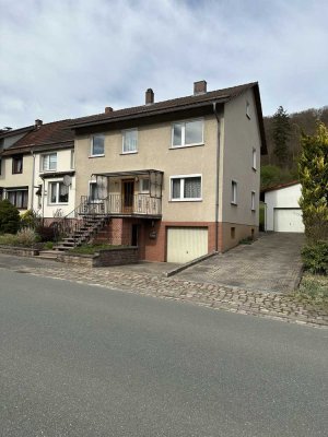 * Charmantes Reihenendhaus auf ca. 1160 m² Grundstück! * 2 Garagen * teilunterkellert *