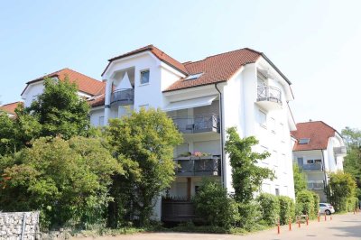 Schöne 2-Zimmer DG-Wohnung mit Tiefgaragenstellplatz in einer sehr gepflegten Lage
