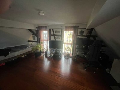 Helle 2-Zimmer Dachgeschosswohnung (WG geeignet)