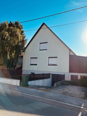 6-Zimmer Familienhaus besteht aus 2 Sebarat Wohngen mit Treasse Garten und Terrasse in Wien