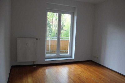 Dölitz-Dösen*tolle 2 Raum-Wohnung  mit Balkon * Dielenfußboden* Tageslichtbad* EBK abkaufbar