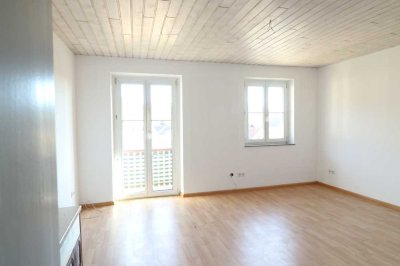 Gut geschnittene 4-Zimmer Wohnung mit Balkon in schöner Lage von Hausen