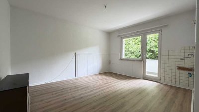 Renovierte 2,5-Zimmer-Wohnung mit Balkon in zentraler Lage zu vermieten