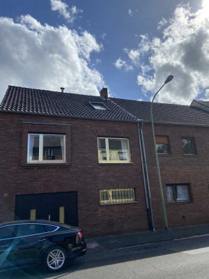 Gemütliches 5-Zimmer-Reihenendhaus in Düren mit grüner Oase