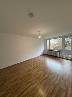 Helle 2-Zimmer-Wohnung mit Loggia in München