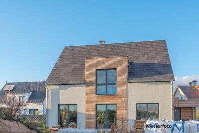 Exklusives Einfamilienhaus in Hanglage mit Schwimmbecken, Galerie und aufwendig gestalteter Gartenan