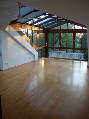 Lichtdurchflutete Dachgeschosswohnung in kleiner Wohnanlage