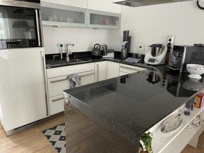 Attraktive und neuwertige 4-Zimmer-Terrassenwohnung mit geh. Innenausstattung mit EBK
