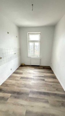 Schöne, gemütliche 4 Zimmer Wohnung im Dachgeschoss - Bad mit Fenster