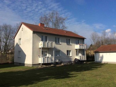 Wohnung mit  modernem Wannenbad und neuer Tapezierung an den Wandflächen