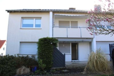 Generationswohnen : Reihenendhaus mit 2 Wohnungen, großem Garten und 2 Garagen