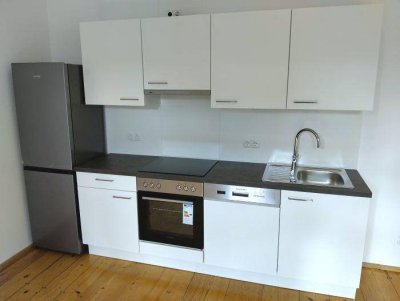 Erstbezug: Sanierter 3 ZIMMER-Altbau + ruhiger Balkon 3m² + neue Einbauküche + neue Sanitäranlagen!