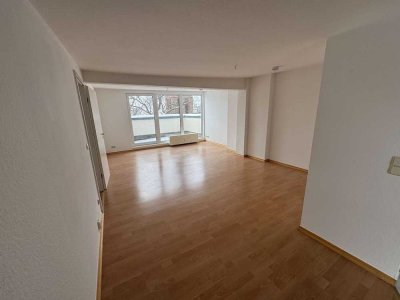 2-Raum-Dachgeschosswohnung mit Dachterrasse, Küche, Badewanne zu vermieten!