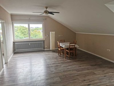 Eine große Dachgeschoss Wohnung mit viel Platz zum Leben und zentral in Traunreut.